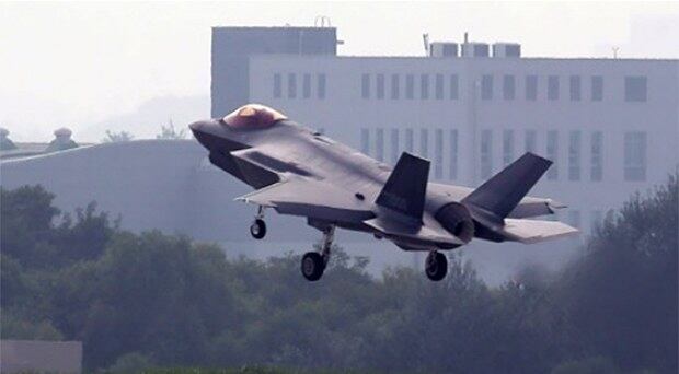 지난달 22일 오후 청주 공군기지에서 스텔스 전투기 F-35A가 비행을 마친 뒤 착륙하고 있다. 