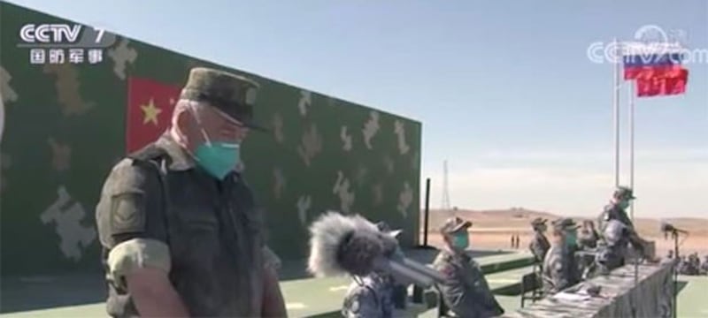 中俄联合军事演习8月9至13日在中国宁夏训练基地登场。（央视截图）