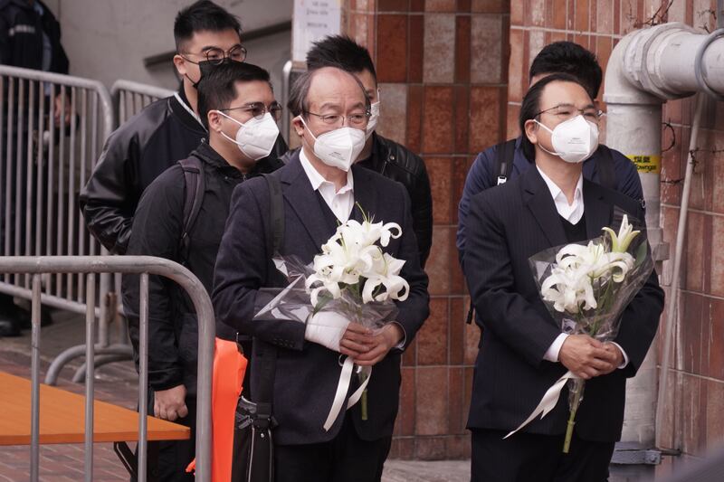 經歷過江澤民時期的民協主席廖成利(右)及前主席馮檢基(左)周五(2日)親自到場獻花。(石頭 攝)