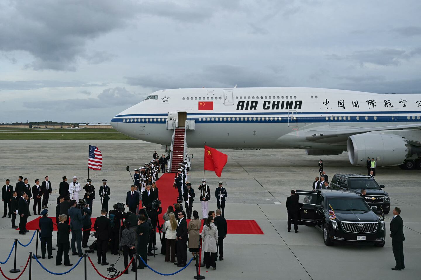 U.S. President Donald Trump and first lady Melania Trump welcome Chinese President Xi Jinping and his wife Peng Liyuan upon their arrival at Joint Base Andrews, Maryland, Sept. 23, 2026.