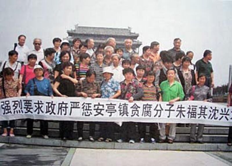 數十名上海訪民較早前到北京上訪遭截回當地拘留,被警告禁止聚眾上訪。(相片由訪民魯先生提供)