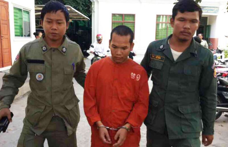 អតីត​ព្រះសង្ឃ សឺន ហាយ (រូប​កណ្ដាល) ក្នុង​សំលៀកបំពាក់​អ្នកទោស ពេល​បញ្ជូន​មក​កាន់​សភា​ស៊ើបសួរ នៃ​សាលាឧទ្ធរណ៍ នៅ​ថ្ងៃ​ទី ៩ មករា ២០១៥។ 