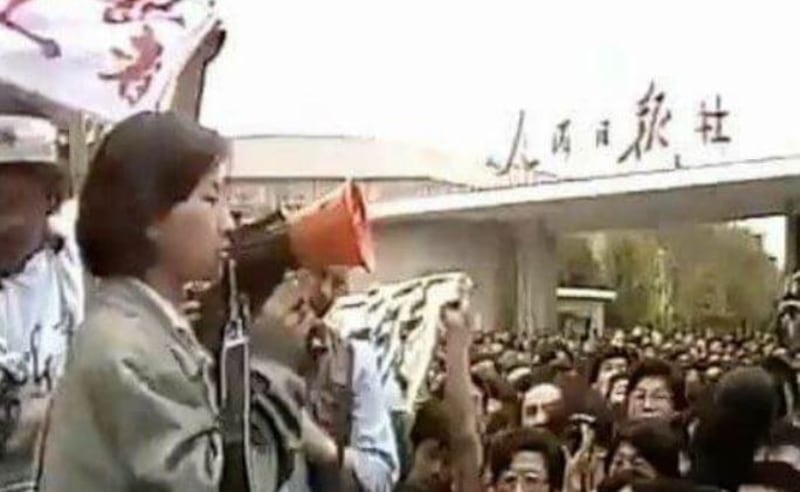 1989年5月10日,游行学生在人民日报社抗议。柴玲在讲话。(六四档案/8964museum.com)