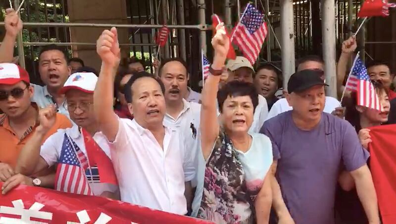 现场的抗议人群,前排穿白色衣服的是梁冠军。(王允拍摄)