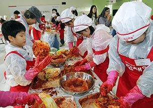위니아만도 민원식 대표이사와 임직원, 꿈나무 마을 학생 등 130여명이 서울 응암동 꿈나무 마을에서 '사랑나눔 김장행사'를 하고 있다. 