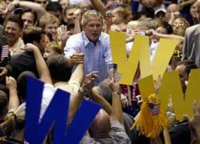 Cựu Tổng thống Mỹ George W. Bush được người ủng hộ chào đón tại West Virginia hồi năm 2004. AFP PHOTO.