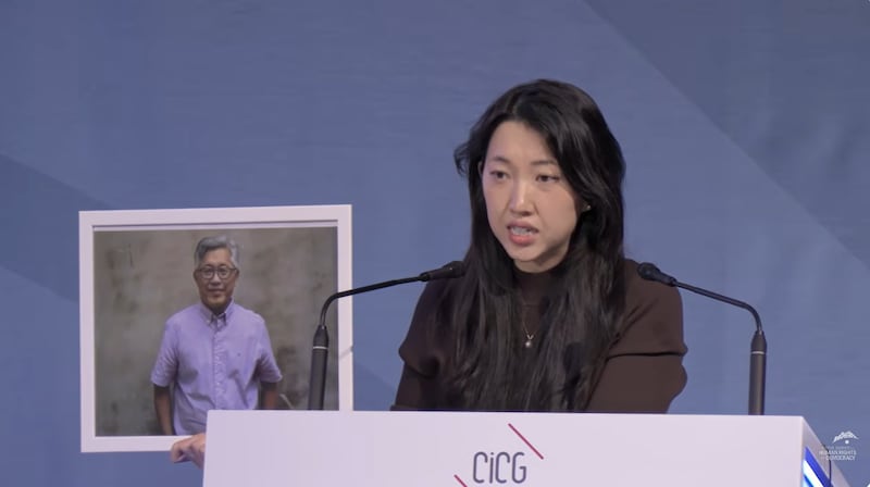 에즈라 진 목사의 딸 그레이스 진 드렉셀(Grace Jin Drexel) 씨가 2026년 2월 18일 제18회 제네바 인권민주주의 정상회의에서 연설하고 있다.