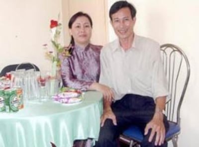 Bà Dương Thị Tân và ông Nguyễn Văn Hải (blogger Điếu Cày) chụp năm 2004.