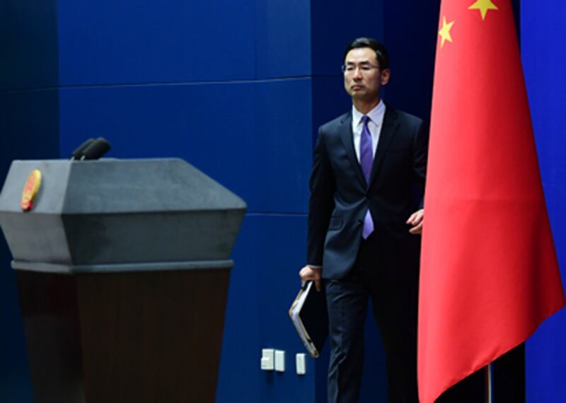 2020年3月13日,耿爽回應有關說法時指,「個別美國官員和國會議員借此發表不實和不負責任的言論,抹黑攻擊中國」。(中國外交部官網圖片)