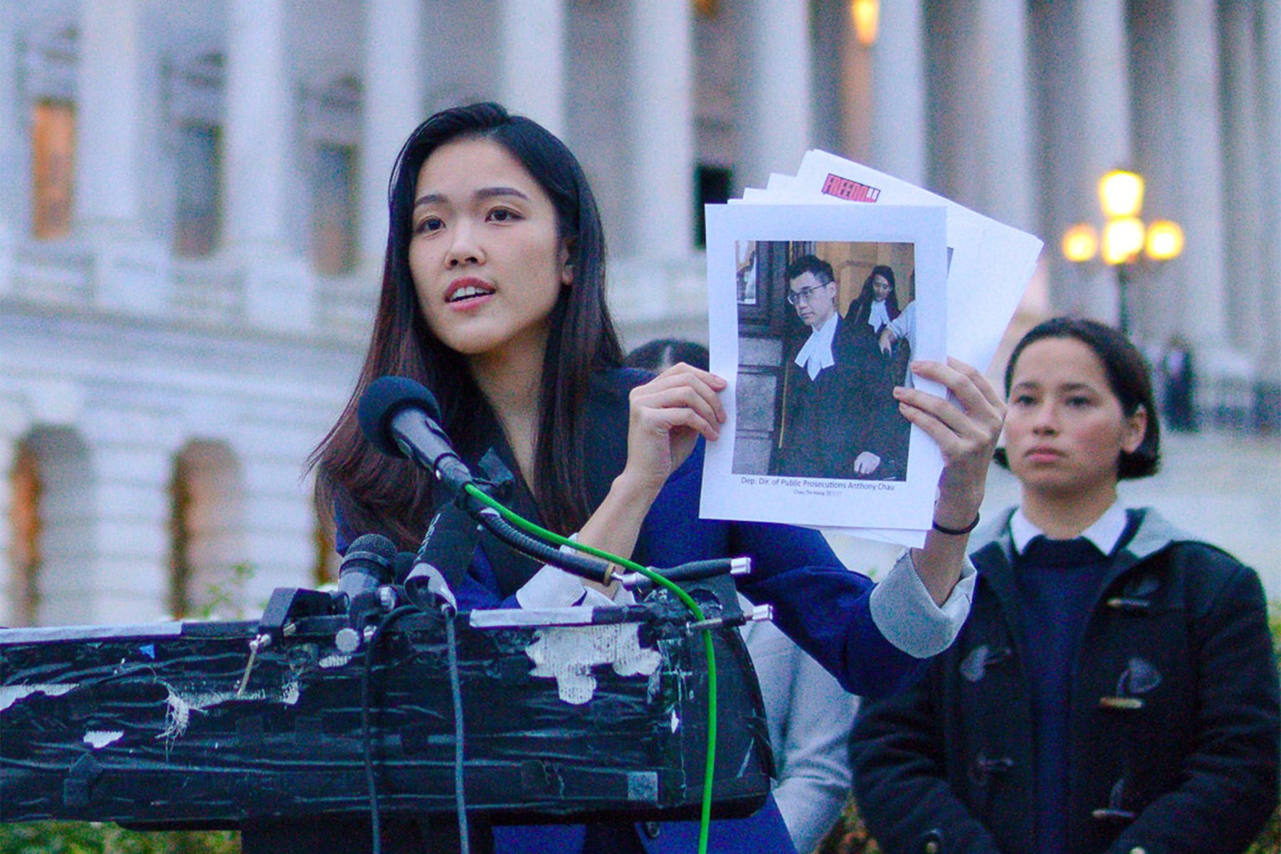 港警国安处再走被悬红通缉许颖婷的父母调查,同被通缉流亡的前立法会议员许智峰形容是精心计算的政治报复。