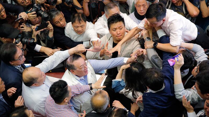 2019年5月11日，《逃犯条例》修订草案的争议在香港不断升级，民主和建制两派议员在立法会“争夺阵地”的过程中发生推撞，导致数名议员受伤。 （美联社）