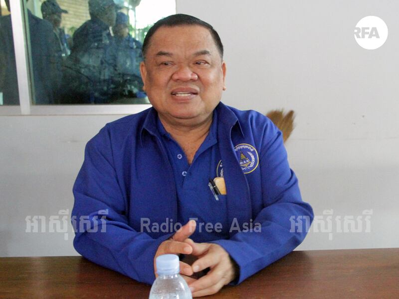 ប្រធាន​គណបក្ស​ខ្មែរ​រួបរួម​ជាតិ លោក ញឹក ប៊ុនឆៃ ផ្ដល់​បទសម្ភាសន៍​ ថ្ងៃ​ទី​២០ ខែ​ឧសភា ឆ្នាំ​២០១៧ ជា​ថ្ងៃ​យុទ្ធនាការ​ឃោសនា​បោះ​ឆ្នោត​ក្រុមប្រឹក្សា​ឃុំ-​សង្កាត់​ដំបូង។ RFA/Tha Kitya