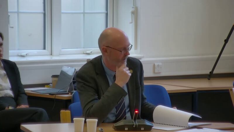 艾偉夫曾任英國反恐全國協調員，但他作供前自我介紹時「自爆」，自己任內英國曾發生5宗恐怖襲擊，包括2017年造成22人死亡的曼徹斯特演唱會爆炸案，及同年造成11死的倫敦橋恐襲案。