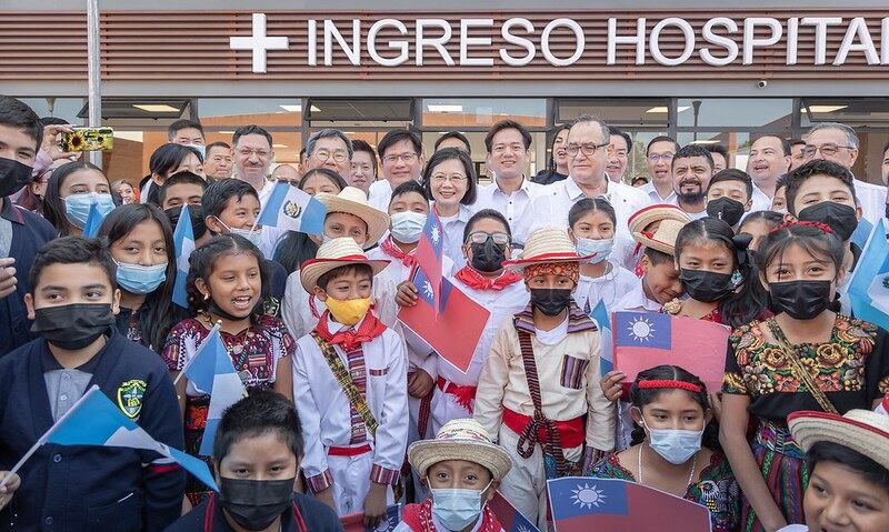 4月2日,蔡英文总统与危地马拉总统贾马太和民众合影。(台湾总统府提供)