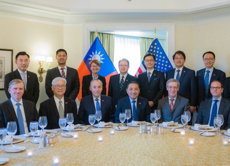 侯友宜18日晚与包括美国国安会、国防部、及海军陆战队将领等政府前军职及文职人员会面, 交换意见。(侯友宜竞选办公室提供)