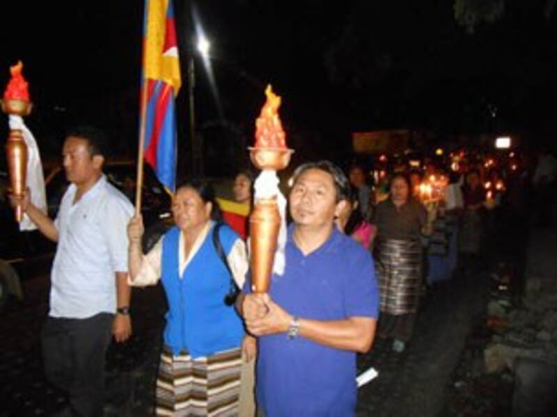 图片：印度西隆流亡藏人7月11日参加“正义火焰传递活动”烛光游行。（西藏人民议会网站/记者丹珍）