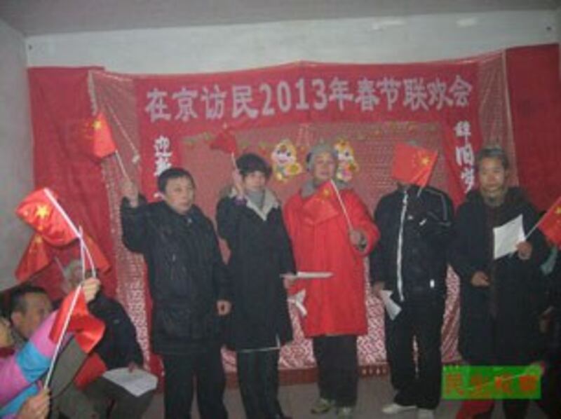 图片：2013年访民春晚登场落泪表演（民生观察）
