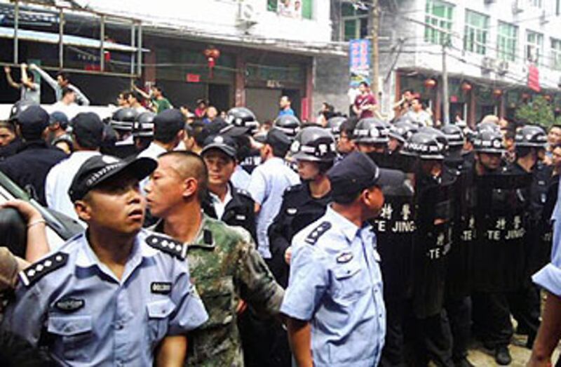 數百名村民不滿當局暴力強拆，向警察擲石抗議，雙方爆發激烈衝突。（村民劉先生提供）