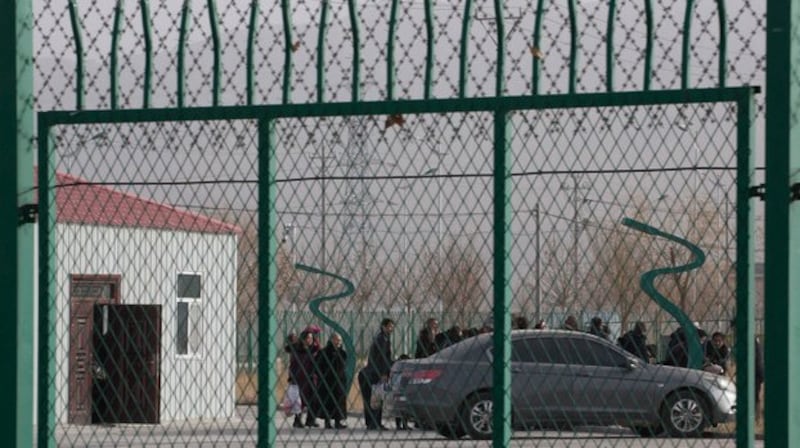 新疆职业技能教育培训中心羁押了一百多万名维吾尔族、哈萨克族等少数民族穆斯林。图为2018年12月3日,新疆阿图什市职业技能教育培训服务中心内维吾尔族人在排队。(资料图/美联社)