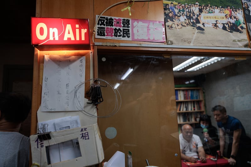 阿牛的民間電台與主持努力廣播最後一天的節目,珍惜餘下發聲的光陰。(張仕仁攝)