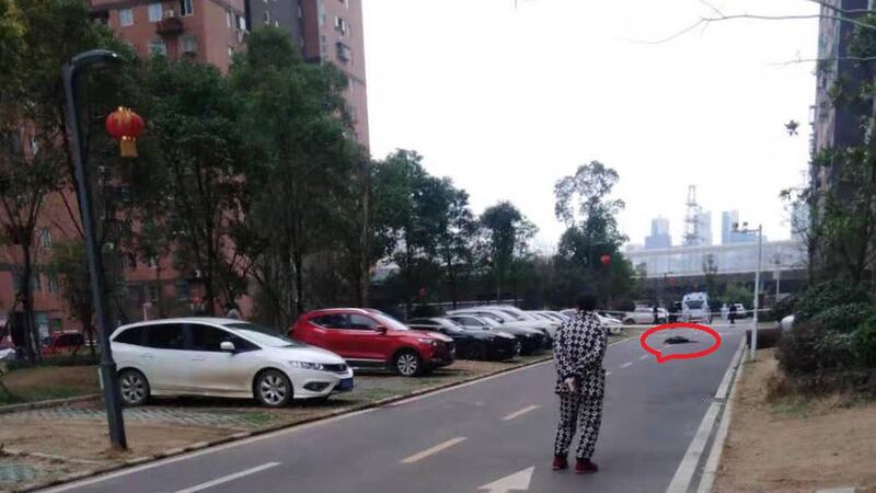 2月13日，武汉洪山区江南新天地c区二期5栋一男子跳楼身亡。（志愿者提供/记者乔龙）