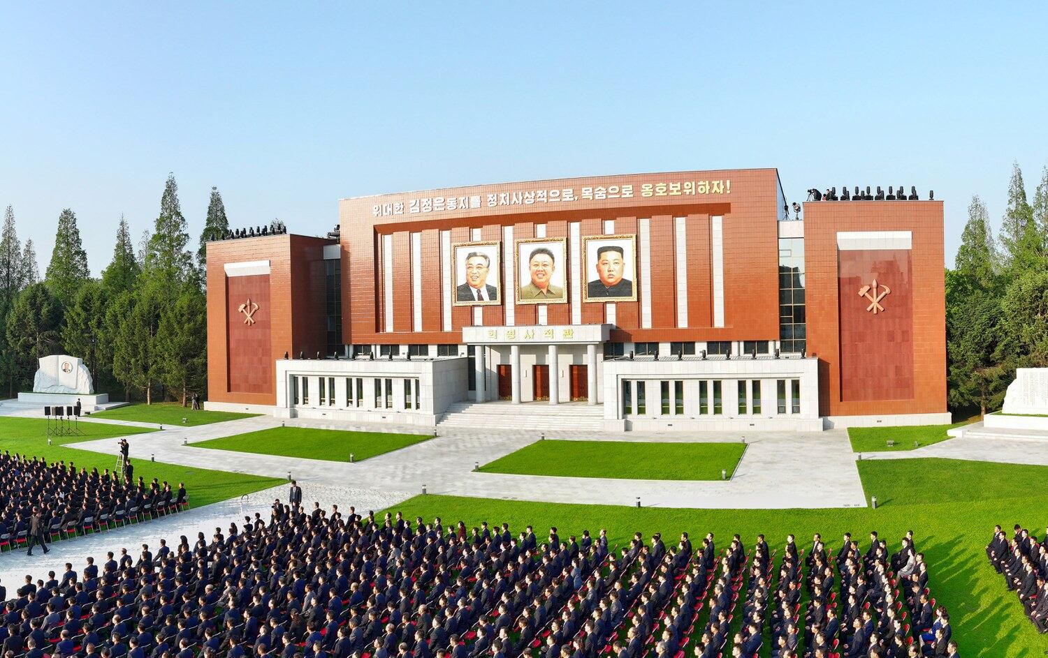김정은 북한 노동당 총비서가 지난 21일 평양 금수산지구 노동당 중앙간부학교 준공식에 참석한 교내 혁명사적관 외벽에 김 총비서 초상화가 김일성 주석과 김정일 국방위원장의 초상화와 나란히 걸린 모습이 처음으로 포착됐다.
