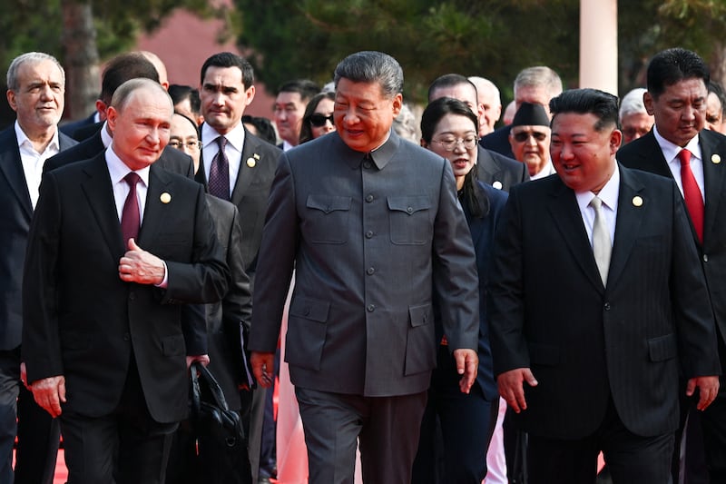 2025년 9월 3일 중국 베이징 톈안먼 광장에서 열린 제2차 세계대전 승전 80주년 기념 열병식에 앞서 블라디미르 푸틴 러시아 대통령(왼쪽)과 시진핑 중국 국가주석(가운데), 김정은 북한 국무위원장(오른쪽)이 함께 걷고 있다.