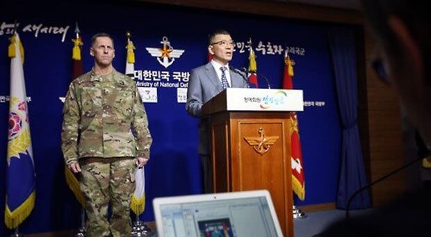 류제승 국방정책실장이 7일 오전 서울 용산 국방부 브리핑실에서 이날 북한이 장거리 미사일을 발사한 것과 관련 군사적 대책안을 발표하고 있다. 국방부는 이날 한국과 미국은 북한의 장거리 미사일 발사를 계기로 주한미군 사드 배치를 공식 협의하기로 했다고 밝혔다.