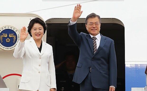 문재인 대통령과 부인 김정숙 여사가 21일 오후 경기도 성남공항에서 미국 워싱턴 DC로 향하는 공군 1호기에 올라 손 흔들며 인사하고 있다. 