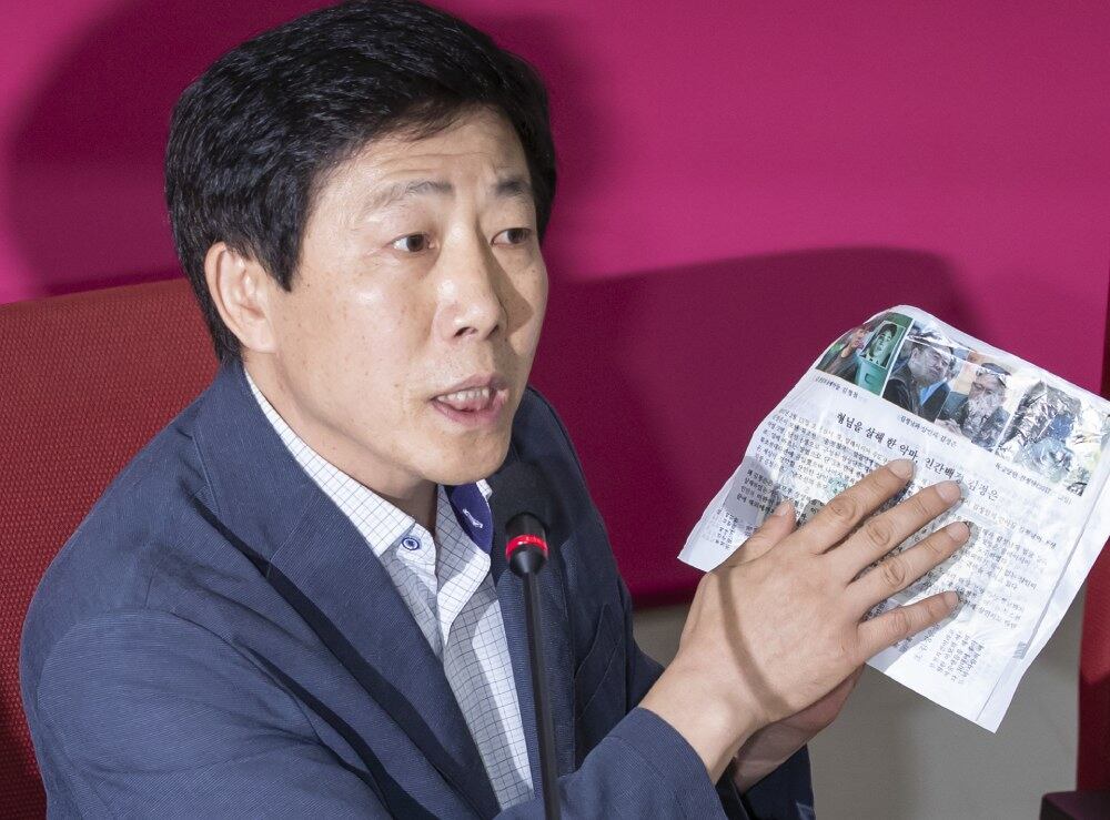 지난 1일 대북전단 관련 단체 면담에서 박상학 자유북한운동연합 대표가 대북전단을 들어 보이고 있다.