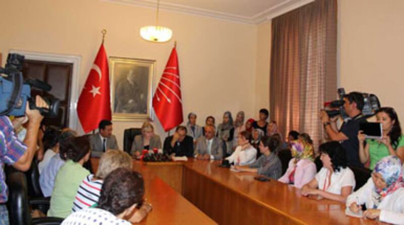 جۇمھۇرىيەت خەلق پارتىيىسى پارلامېنت ئەزالىرىدىن ئەمىنە تارقان خانىم، خالۇق ئەخمەت گۈمۈش ئەپەندى ۋە مالىك ئەجدەر ئەپەندىلەر تۈركىيە پارلامېنتىدىكى كىچىك زالدا مۇخبىرلارنى كۈتۈۋېلىش يىغىنى ئۆتكۈزدى. 2012-يىلى 16-ئىيۇل، تۈركىيە.