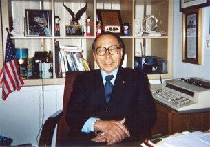 강석희 씨가 서재에서 지난 날을 회고하고 있다.