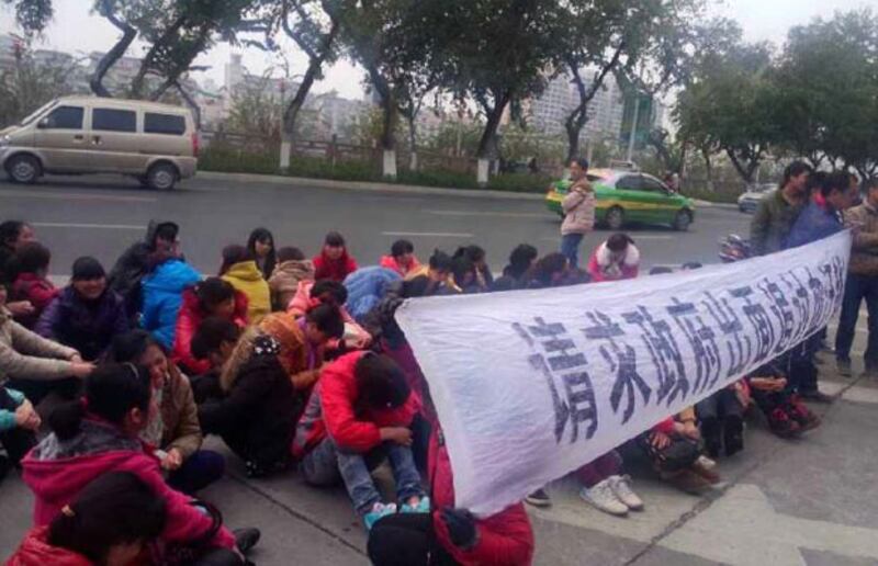 2月6日，河源市源城區“河源國盛針織廠”二百多名工人在市政府外靜坐，希望政府協助追討遭拖欠的四個月工資。（工人攝）