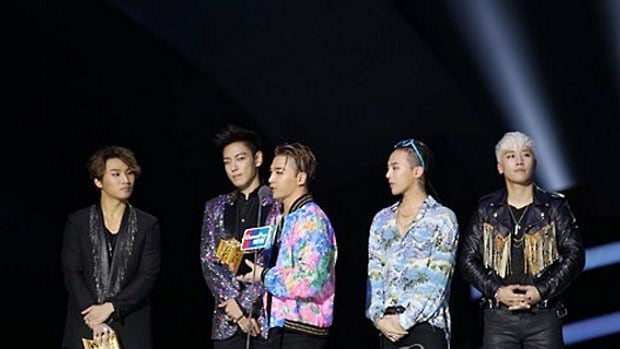 2015년 12월 2일 홍콩 아시아 월드 엑스포 아레나에서 열린 '2015 엠넷 아시안 뮤직 어워즈' (MAMA) 시상식에서 그룹 빅뱅의 태양이 수상 소감을 밝히고 있다.