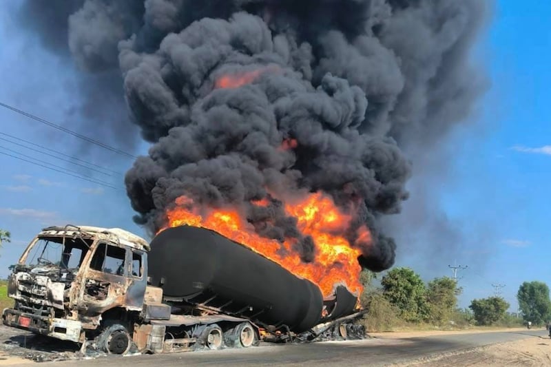 ဒီဇင်ဘာလ ၂၇ ရက်နေ့ ခင်ဦးမြို့နယ် မြေနီလျှိုရွာအနီး လေကြောင်းတိုက်ခိုက်ခံရအပြီး အပျက်အစီးမြင်ကွင်းများ