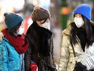 서울 명동거리에서 시민들과 관광객들이 목도리와 마스크 등으로 중무장한 채 발걸음을 재촉하고 있다.