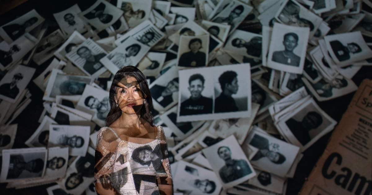 Geboren in einem dunklen Krankenhaus, als der Khmer Rouge die Kontrolle übernahm Geboren in einem dunklen Krankenhaus, als der Khmer Rouge die Kontrolle übernahm