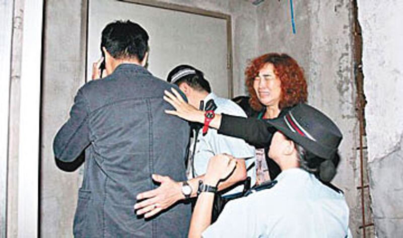 2012年11月13日，被深圳邊境人員拒絕入境的香港市民王艷及楊學翠，於中聯辦要求官員解決不果，警員在場勸籲離開。（王艷提供）