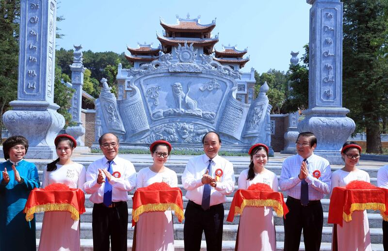 Thủ tướng Nguyễn Xuân Phúc (thứ 5 từ bìa trái sang) tại sự kiện khánh thành đền thờ gia tiên Chủ tịch Hồ Chí Minh, sáng ngày 16/5/2020.
