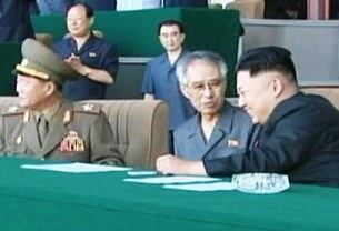 김정은 제1위원장이 8월 14일 룡악산팀과 보통강팀 간 남자축구 경기를 관람할 때 축구 해설자 리동규가 김 제1위원장의 바로 오른쪽에 앉아있다.