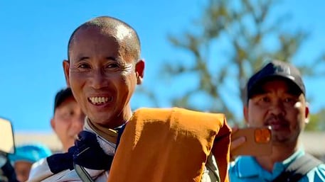 Sư Thích Minh Tuệ và ông Đoàn Văn Báu tại Thái Lan