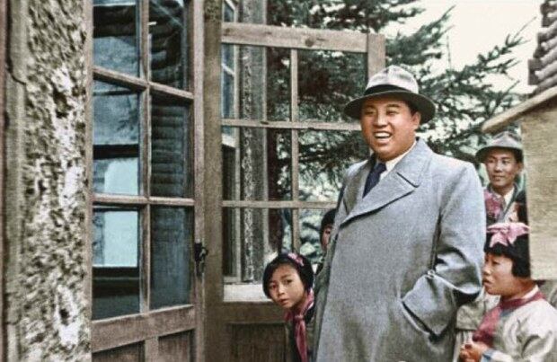 사진은 김일성이 46세이던 1958년 보천보혁명전적지를 둘러보는 모습이다. 보천보전적지는 일제시기이던 1937년 6월 4일 만주에서 항일투쟁을 하던 김일성이 함경남도 갑산군 보천보로 잠입해 일제와 전투를 벌인 장소라고 북한은 선전하고 있다.