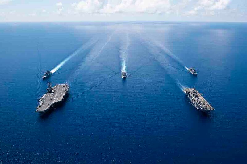 Hình minh hoạ. Tàu sân bay USS Ronald Reagan và các tàu chiến thuộc đội tàu tấn công Ronald Reagan của Hoa Kỳ ở Biển Đông hôm 7/10/2019