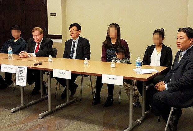 미국에서 살고 있는 탈북민들이 미국정착 10주년 기념행사에서 자신들의 미국 이민생활에 관해 이야기를 하고 있다.