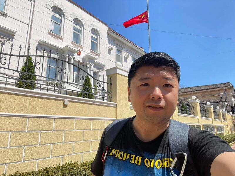 2023年7月21日，滯烏中國公民王吉賢實地查看在俄軍轟炸中受損的中國駐敖德薩中領館，證實能看見中領館正面有玻璃破損。（王吉賢提供）