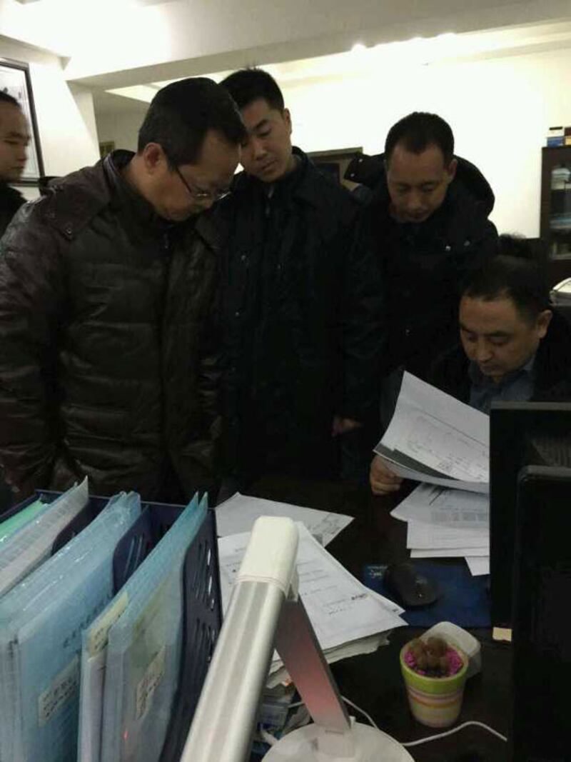 6名重慶稅務局的人員，來到游飛翥任職的律師事務所查稅。（游飛翥律師微信）