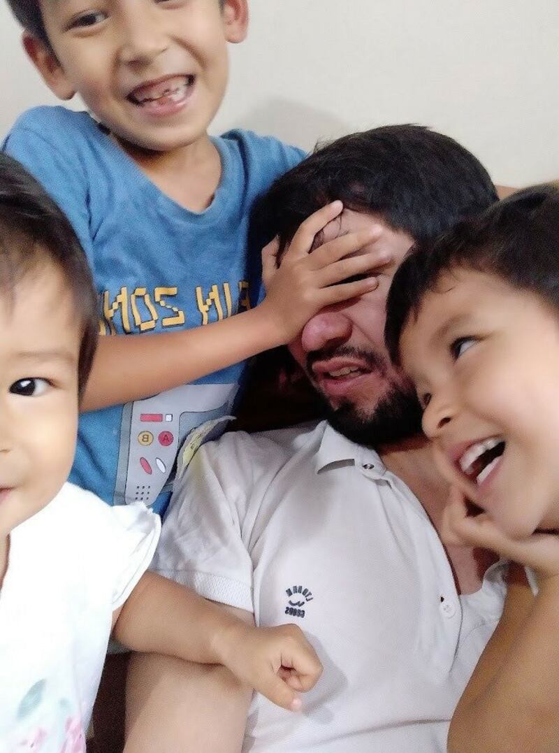 بىخەتەر بىر دۆلەتكە بېرىپ ئورۇنلىشىش ئۈچۈن ئىستانبۇلدىن ئۇچۇپ كاسابلانكا خەلقئارالىق ئايرودرومىغا بارغاندا ماراكەش دائىرىلىرى تەرىپىدىن تۇتقۇن قىلغان ئىدرىس ھەسەن تۈركىيەدىكى ۋاقتىدا پەرزەنتلىرى بىلەن. (ۋاقتى ئېنىق ئەمەس)