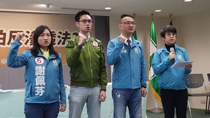 民进党发言人李晏榕27日“谁在害怕反渗透法?”记者会中质疑,蓝营政治人物随中共国台办起舞。(民进党提供)