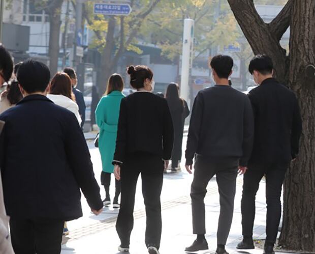 서울 시내에서 직장인들이 식당에 가기 위해 이동하는 모습.