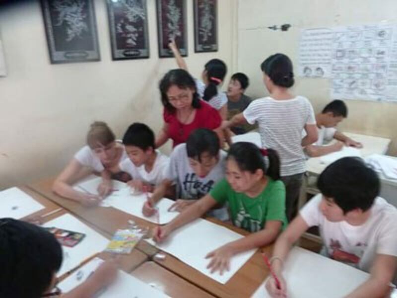 Cô giáo Giang Thị Nhiên trong một lớp học vẽ do Doanh Nghiệp Xã Hội Tòhe triển khai tại Trung Tâm Tự Kỷ Phúc Tuệ ở Hà Nội.